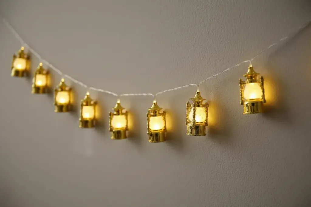 ‏إضاءة فوانيس رمضان